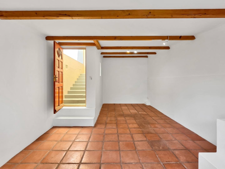 2 Bedroom Property for Sale in Vredehoek Western Cape